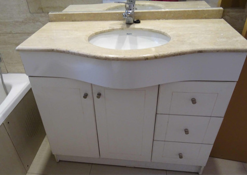 Casa 4 Dormitorios Y 2 Baños. Estacionamiento Para 3 Autos.