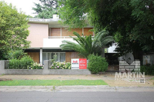 Casa Sobre Lote De 838 M2, Con Gran Parque Y Pileta - La Lucila, Excelente Ubicación