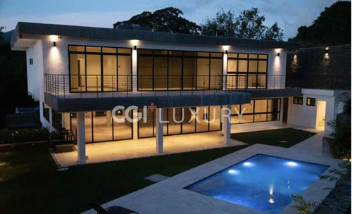 Cgi+ Luxury Vende Santa Paula 800m2 Construcción 1200 M2