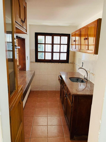 Imagen 11 de 28 de Muy Buena Casa, Construcción De Época, Con Potencial Para Reciclaje.