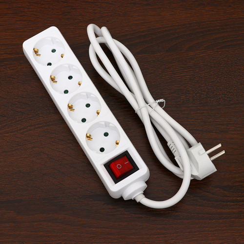 Toma De Corriente Blanca Con Enchufe Europeo Con Interruptor