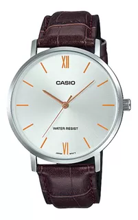 Reloj pulsera Casio Dress MTP-VT01 de cuerpo color plateado, analógico, para hombre, fondo plateado, con correa de cuero color marrón, agujas color naranja, dial naranja, bisel color plateado y hebill