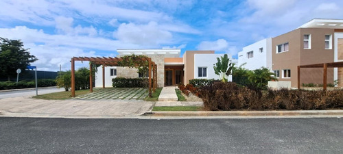 Venta De Hermosa Villa En Vista Cana Punta Cana