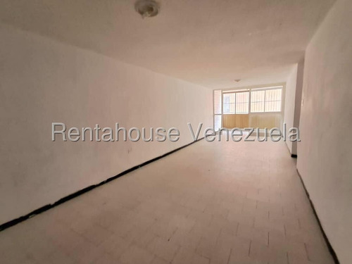 Ms En Estrategica Ubicacion, A Una Cuadra Del Cc Mediterranean Plaza, En Sabana Larga, Rentahouse Ofrece En Alquiler Amplio Apartamento (aprox.119 M2), Para Actualizar A Su Gusto, De 3 Habitaciones