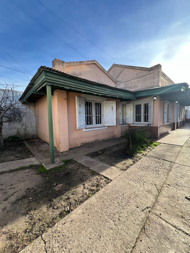 Casa Con Galpón En Barrio Las Avenidas