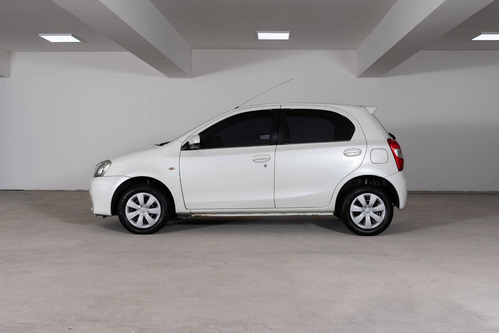 Imagen 3 de 18 de Toyota 2015 Etios 1.5 5 Ptas Xs