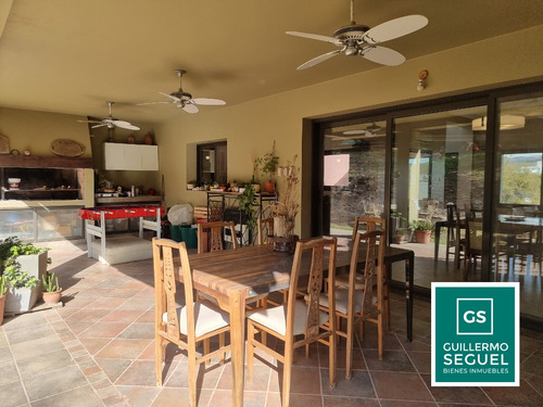 Casa En Venta De 4 Dormitorios + Escritorio Con Tremenda Vista Country 4 Hojas