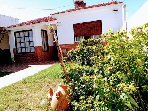 Casa En Venta Mar De Ajo Cerca Delmar Tres Ambientes Con Patio Parrilla Y Cochera Gas Natural