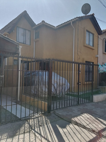 Se Vende Casa De 2 Pisos Ubicada En La Comuna De Maipú. Mis