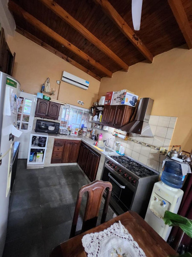 Casa En Venta - 3 Dormitorios 1 Baño - Cochera - 315mts2 - Ensenada