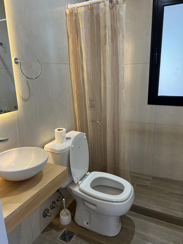 Hermosa Casa En Una Planta A Espejo De Agua En Lote Perimetral