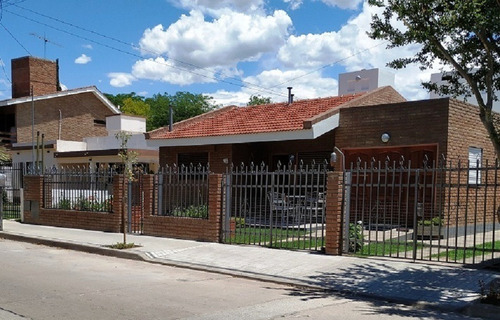 Muy Linda Casa En Venta En Carlos Paz, En Ph, Con Pileta, Barrio Residencial Villa Dominguez