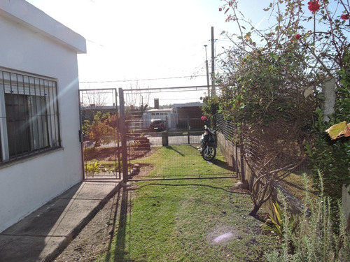 Imagen 9 de 12 de Vendo Casa De Dos Dormitorios En Calle Blanes Viale