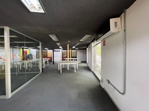 Renta Oficinas Local Call Center En Piso 1 Y 2, Total 640 M Lago Rodolfo Granada