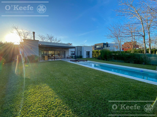 Casa En Venta En Fincas De Hudson, En Una Planta 4 Dormitorios Con Piscina