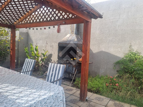 Casa En Venta De 6 Dorm. En Peñalolén