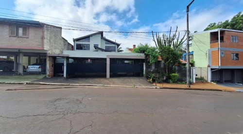 Vendo Casa Amoblada Con Piscina En El Centro De Encarnación: 4 Habitaciones Y 4 Baños