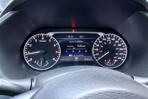 Nissan Sentra 4P SR L4%2F2.0 AUT