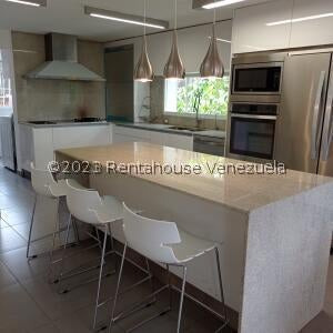 Town House En Venta 24-11619 En Los Naranjos Del Cafetal 