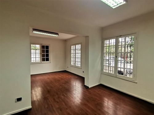 Casa En Arriendo De 7 Dorm. En Providencia