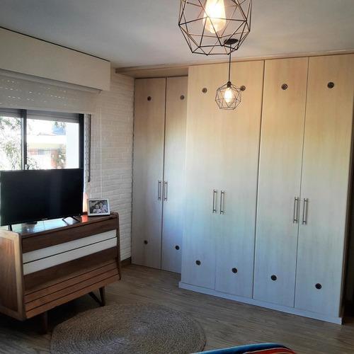 Casa En Buceo, Muy Buen Estado, 2 Dormitorios, 2 Baños, Cochera Y Parrillero