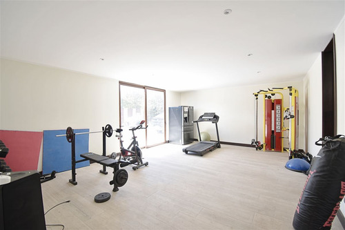 Casa En Venta De 5 Dorm. En Colina