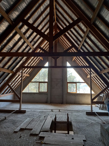 Vendo Casa Inacabada, Estilo Chalé, Com Um Lindo Sótão Com Vista Para O Lago.