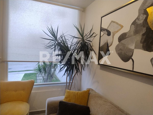 Casa En Venta En Condominio Con 3 Habitaciones Y Una En Pb, Tiene Jardín Y Amenidades En San Isidro Juriquilla