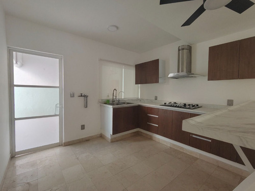 Casa En Venta En Col. Ricardo Flores Magon, Ver