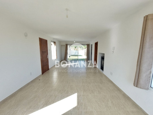 Casa En Venta A Estrenar En Punta Colorada, Piriápolis. A 250 Metros De La Playa. Con Piscina.