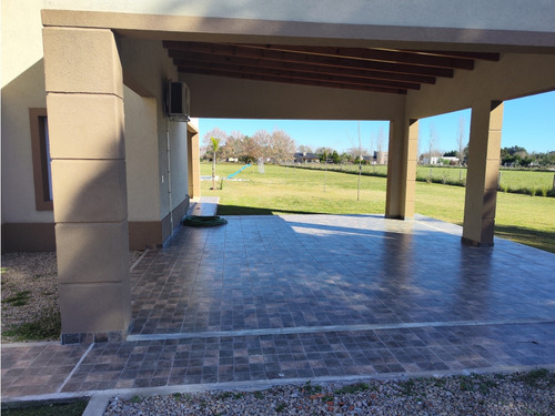Hermosa Casa En La Cecilia Carlos Keen Lujan Nueva