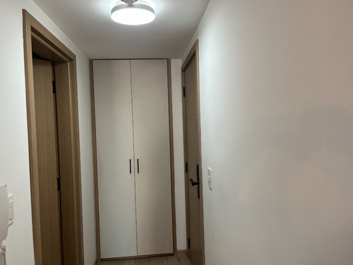 Monoambiente Pocitos C/muebles Unico.proximo Word Trade Center.40 M2 Balcon Al Frente. Amplios Ventanales. Full
