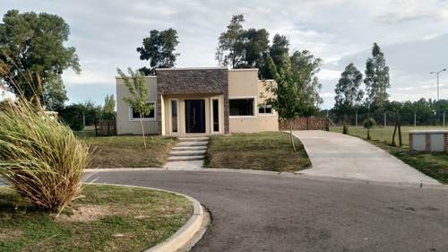 Imagen 1 de 8 de Casa En Venta En Santa Elena - Pilar Del Este 