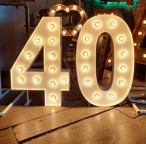 Alquiler De Shimmer Wall Con Numero Y Cartel Neon