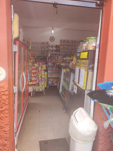 Mercado Com Espaço De Restaurante