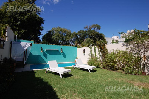 Casa De Excelente Estado  Y Diseño, Con Jardín, Piscina, Cochera Cubierta. Muy Buena Ubicación.