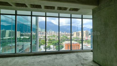 En Venta Local Comercial - Urb. Las Mercedes.