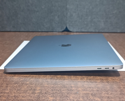 Apple Macbook Pro I9 16 Detalle En Pantalla Plata (Usado)