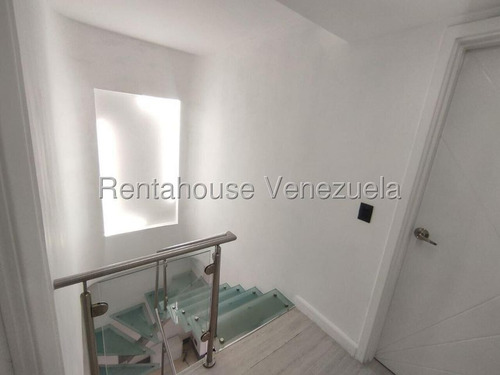 26-56 Un Ph Dúplex Con Estilo Y Comodidad En Venta