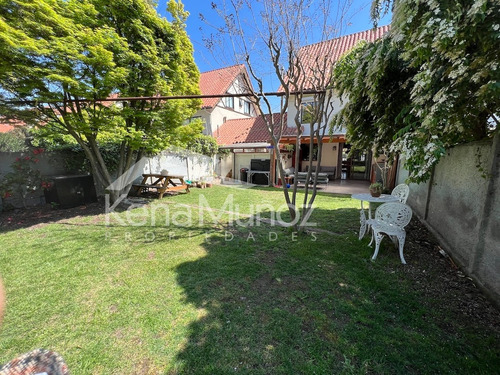 Preciosa Casa Con Gran Jardin Cercana A Plaza, Colegios, Udd