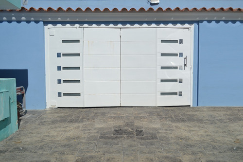 Imagen 2 de 6 de Bellísima Casa Con Piscina En Plaza Portugal, La Floresta. #22-12688. 0412 1064720