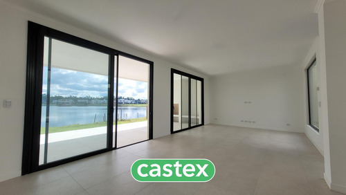 Casa A La Venta De 5 Ambientes En El Barrio Santa Ana En Villanueva.