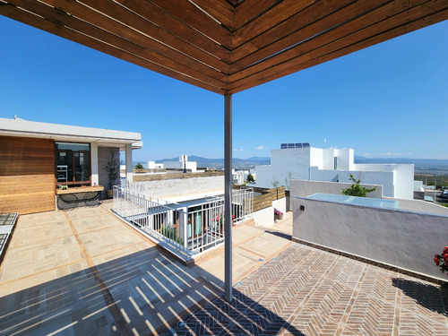 Casa Con Recámara En Primer Nivel, Jardín Central Y Roof Garden, Zibatá, Qro. Am