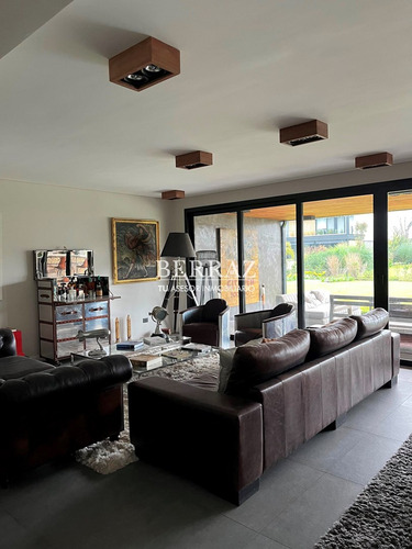 Casa En Venta En Barrio La Calesa Pilará Pilar Lote De 955 M2