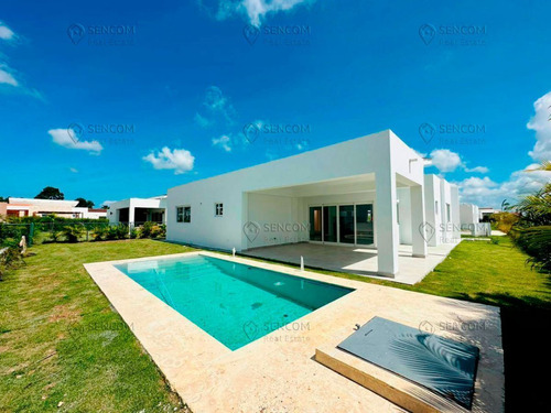 Elegante Villa De Un Nivel Con Piscina Y 3 Dormitorios En Oa