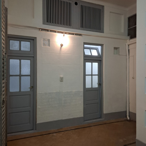 Amplio Departamento De 2 Habitaciones En Planta Baja Con Patio Y Techos Altos, Excelente Ubicación En La Ciudad De Buenos Aires. Perfecto Acceso A Transporte