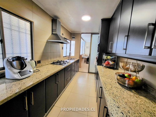 Casa En Venta De 5 Dorm. En Providencia Remodelada