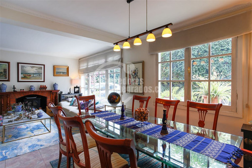 Casa En Venta De 5 Dorm. En Las Condes