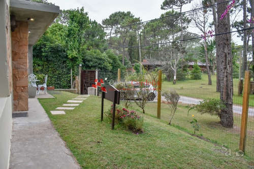 Casa En San Rafael, Punta Del Este, A Pocas Cuadras Del Mar- Ref: 1559