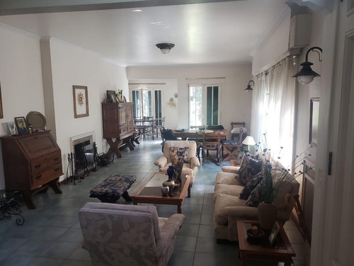 Casa De 4 Ambientes Con Cochera Y Dependencia De Servicio En Venta En La Lucila
